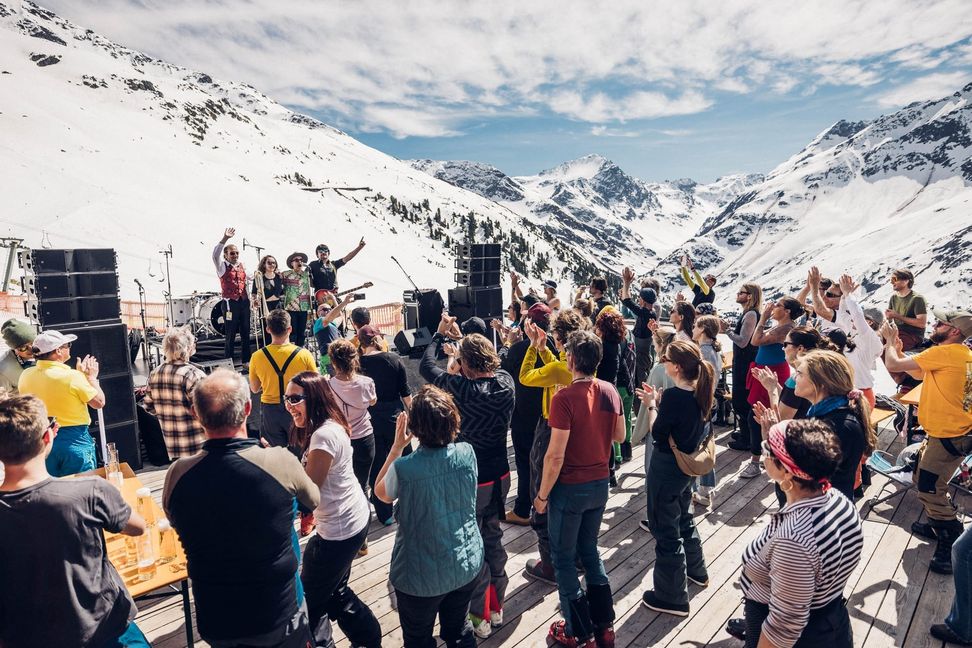 Mehr als 30 Konzerte in Pistennähe – im Frühjahr 2025 vereint das „Tanzcafé Arlberg Music Festival“ Tirol und Vorarlberg.