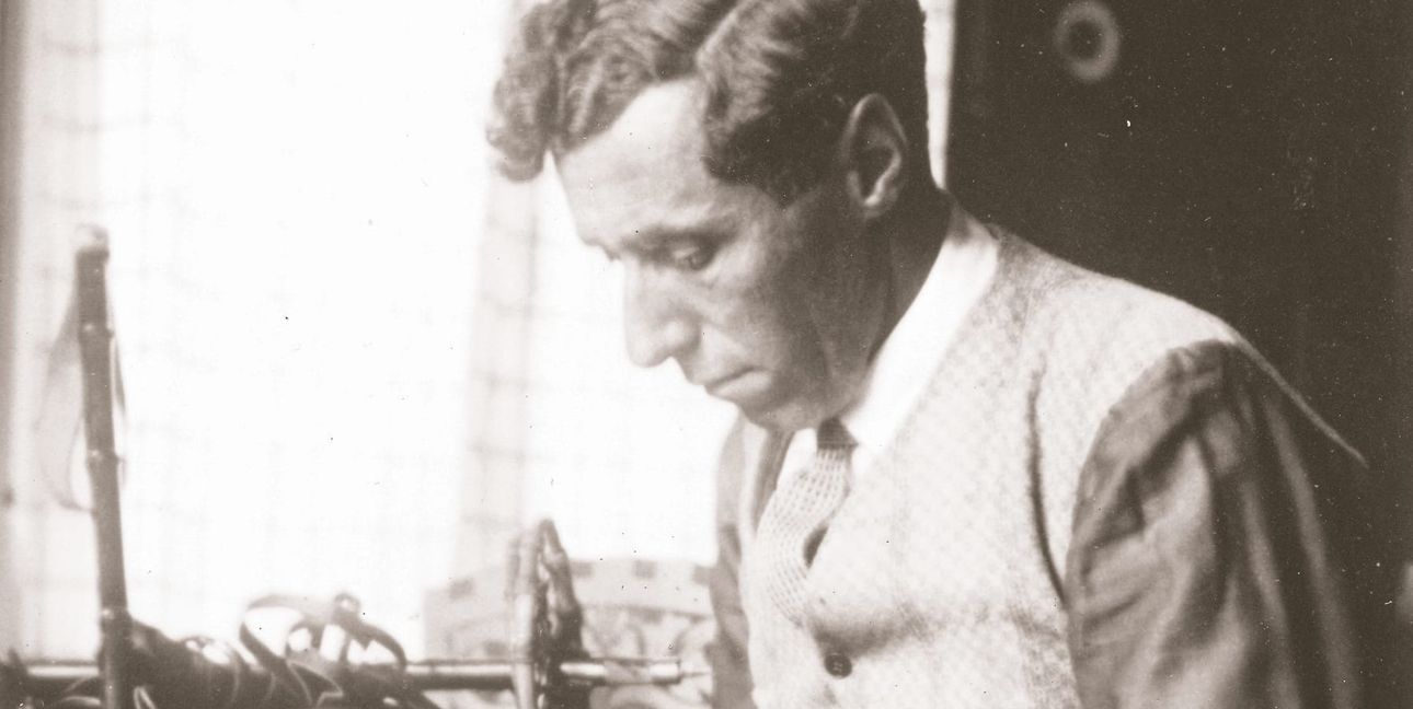 Hannes Schneider in seiner Skiwerkstatt im Sporthaus Schneider in den 1920er Jahren.