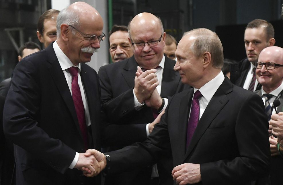 Einweihung eines Mercedes-Werks Anfang April 2019: Ex-Daimler-Chef Dieter Zetsche und Wladimir Putin in bestem Einvernehmen – dazwischen applaudiert der damalige Bundeswirtschaftsminister Peter Altmaier