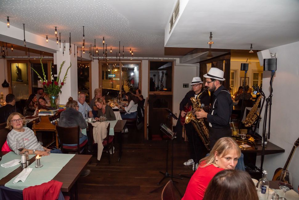 Sanfte Klänge zum Abendessen gab's im 3 Mohren von Bossa Boys & Sonja  Bild: Nüßle
