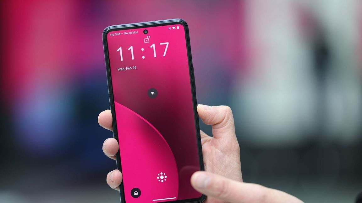 Das neue KI-Phone der Telekom als Prototyp - in einigen Monaten soll es zu kaufen sein.