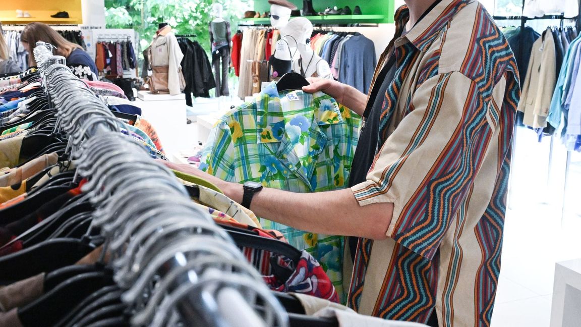 Klamotten in einem Second-Hand-Laden. Im Internet zieht der Verkauf von Ware aus zweiter Hand deutlich an.