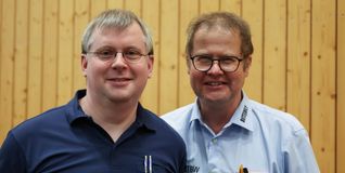 Der scheidende Bezirkschef Andreas Kopp (links) und sein Stellvertreter Charly Koch, der sich auch um die Schiedsrichter kümmert.
Bild: Holzapfel