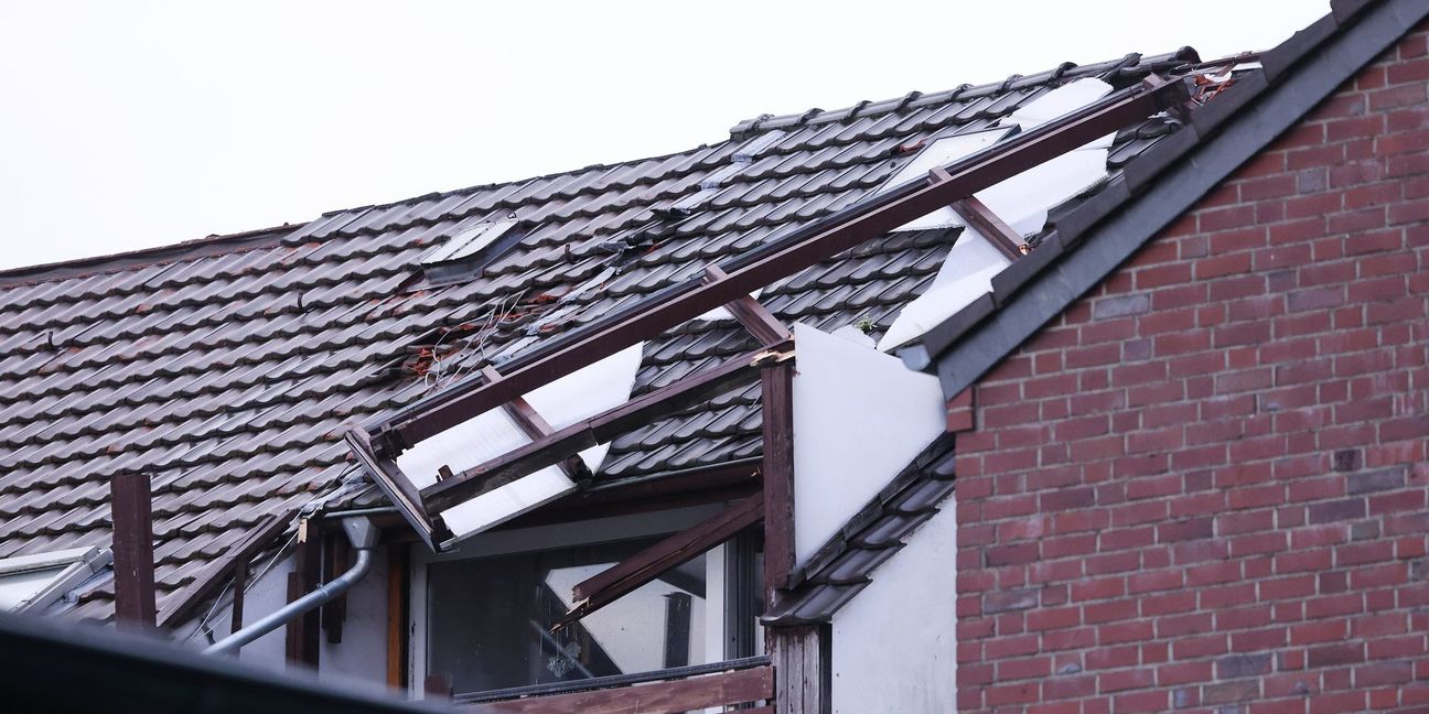 In Korschenbroich bei Mönchengladbach beschädigte möglicherweise ein Tornado ungefähr 20 Häuser.