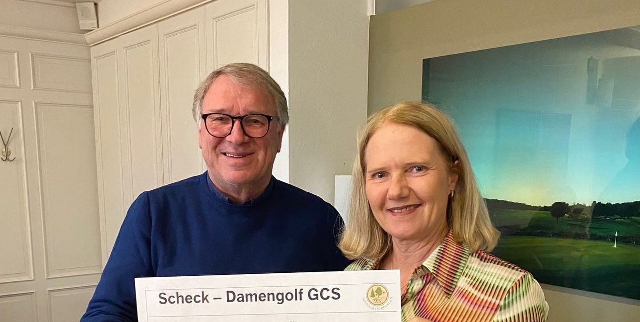 Ladies Captain Andrea Pywell übergibt den Spendenscheck an den NiN-Vorsitzenden  Jürgen Haar.