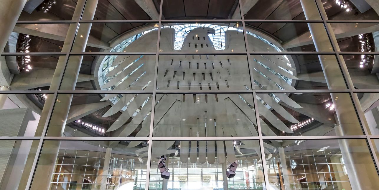 Der Bundesadler im Plenarsaal.Bild: Adobe Stock - Oleksandr Prykhodko