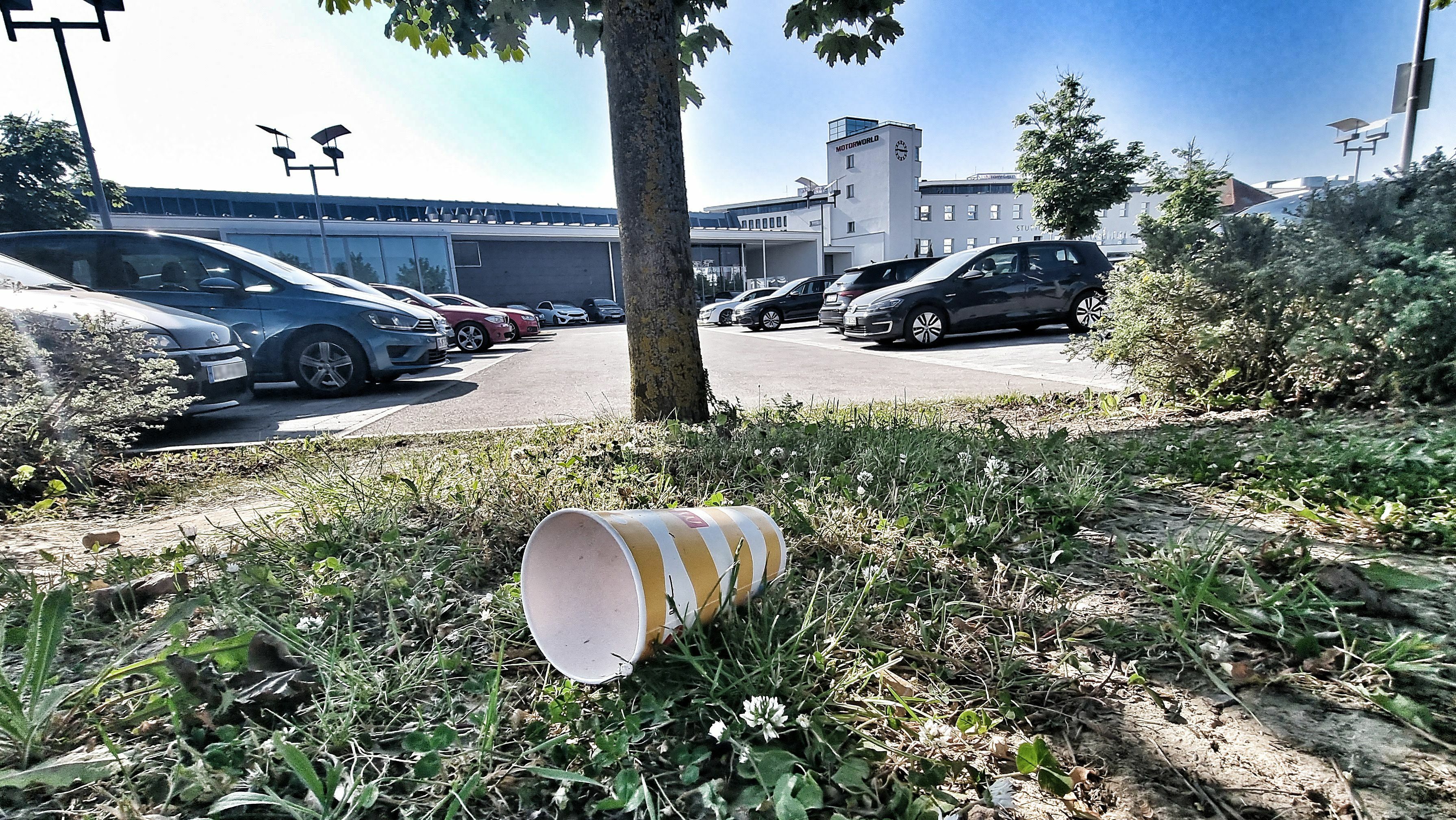 Ein Becher liegt auf einem Grünstreifen in vor der Motorworld auf dem Flugfeld. So wie viele andere Kommunen haben auch die Städte Böblingen und Sindelfingen ein massives Problem mit Wildem Müll – auch achtlos weggeworfene Einwegverpackungen gehören dazu. Gegen die Vermüllung geht die Stadt Tübingen jetzt mit einer Verpackungssteuer vor. Bild: Hamann