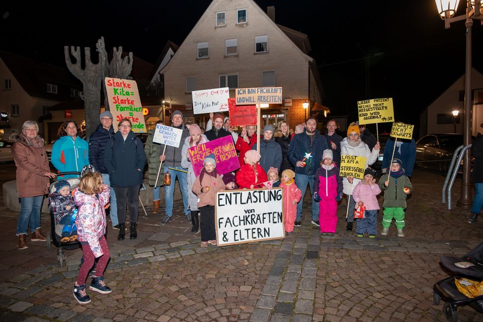 Mit Plakaten, Trillerpfeifen und Musik machten die Eltern auf ihr Anliegen aufmerksam. Bild: Nüßle