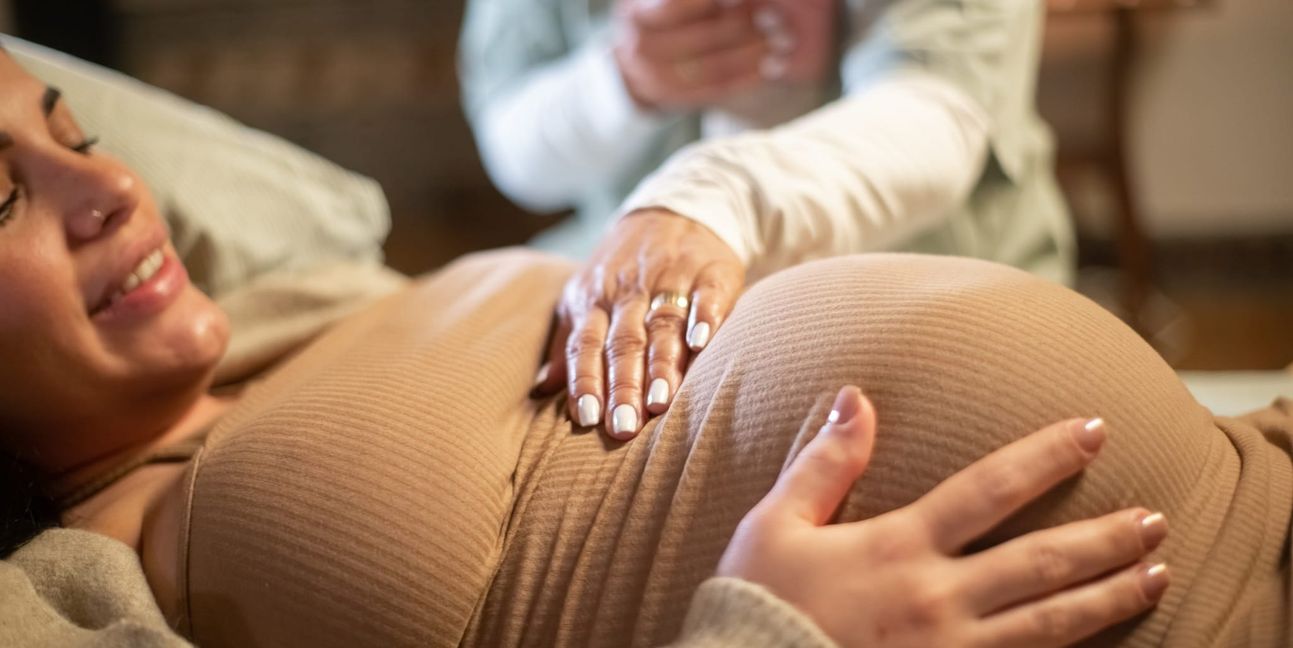 Hebammen können Schwangeren eine große Hilfe sein.