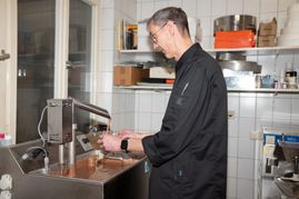 Konditormeister Stefan Brunenberg bei der Arbeit.