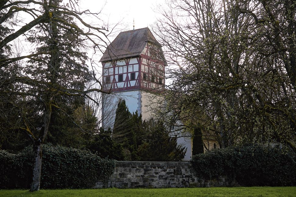 Den Grundstein für die Besiedlung um den heutigen Ortskern legen womöglich bereits ab dem 3. Jahrhundert die Alemannen, von denen ein Reihengräber-Friedhof an der Laurentiuskirche bezeugt ist.