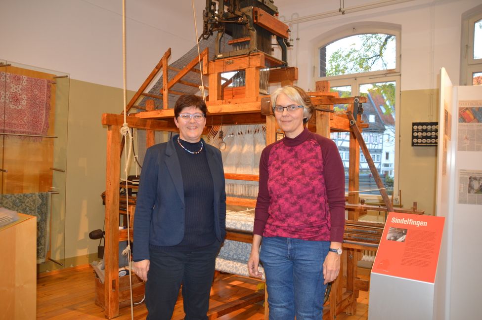 Illja Jacqueline Widmann (links) und Ursula Ebel (rechts) vor dem Jacquardwebstuhl.    Bild: Hermann