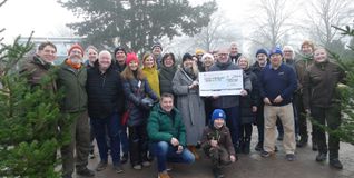 Die kommende Präsidentin Susan Krämer in Vertretung der erkrankten Claudia Franz im Kreise der Mitglieder des Rotary Clubs Sindelfingen überreicht den Scheck an Jürgen Haar. Mit roter Mütze: Carmen Bühl mit der Kasse. Bild: Lück