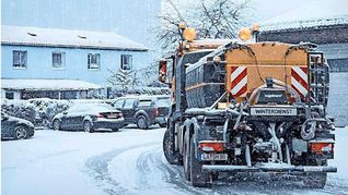 Dieser Streudienst nahe Landshut bekämpft das Glatteis mit aufbereitetem Gurkenwasser.