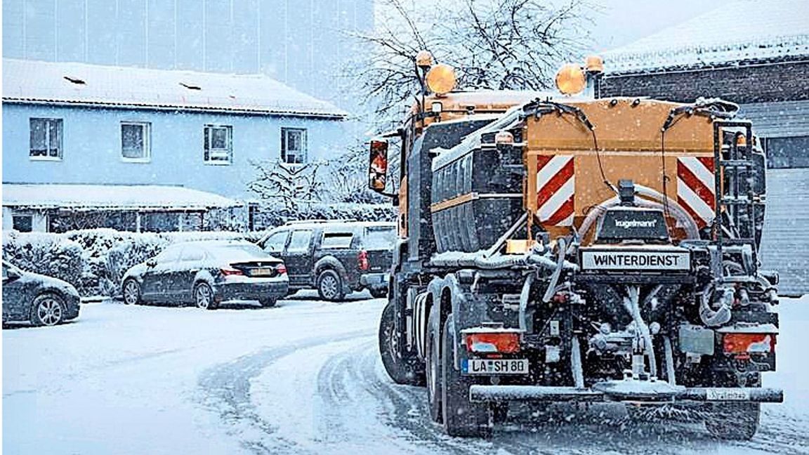 Dieser Streudienst nahe Landshut bekämpft das Glatteis mit aufbereitetem Gurkenwasser.