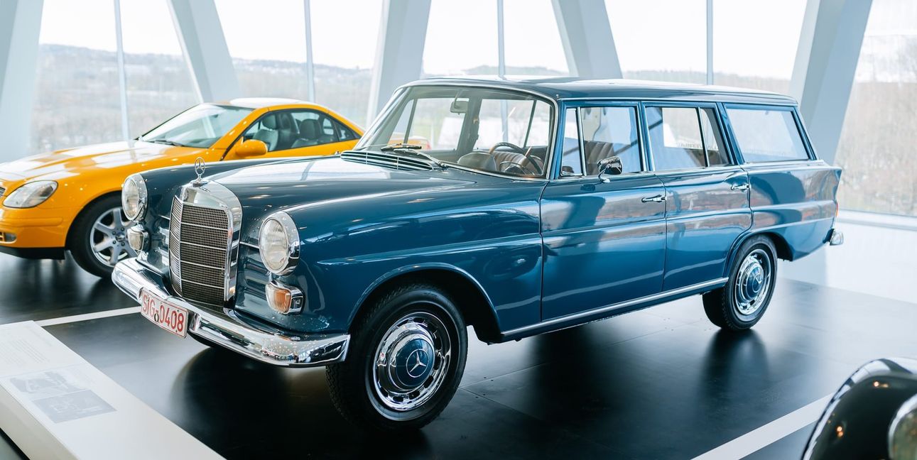 Im Mercedes-Benz Museum „Raum Collection 5: Galerie der Alltagshelden“: Der Mercedes-Benz 200 D Universal.