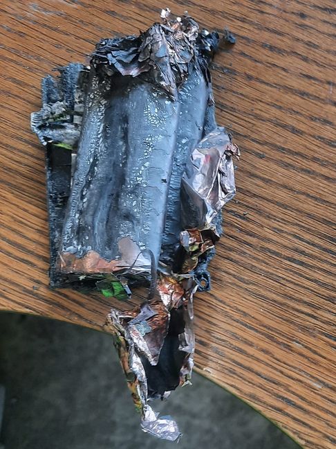Das Foto zeigt den verschmorten Akku des Vorfalls.