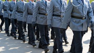 Soldaten der Bundeswehr in Niedersachsen: Für viele Jahre haben sich Gesellschaft und Streitkräfte voneinander entfernt.