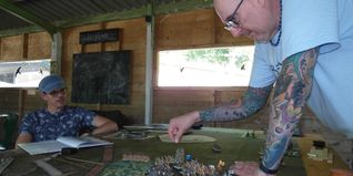 Bei den Spieletagen Auryn des Böblinger Spielevereins haben Jürgen Bohn aus München (links) und Klaus Kurtiak aus Benningen am Necker nach dem Regelwerk De Bellis Magistrorum Militum (DBMM) die Armeen der Buyiden und der patrizischen Römer als Miniaturen gegeneinander in die Schlacht geführt.