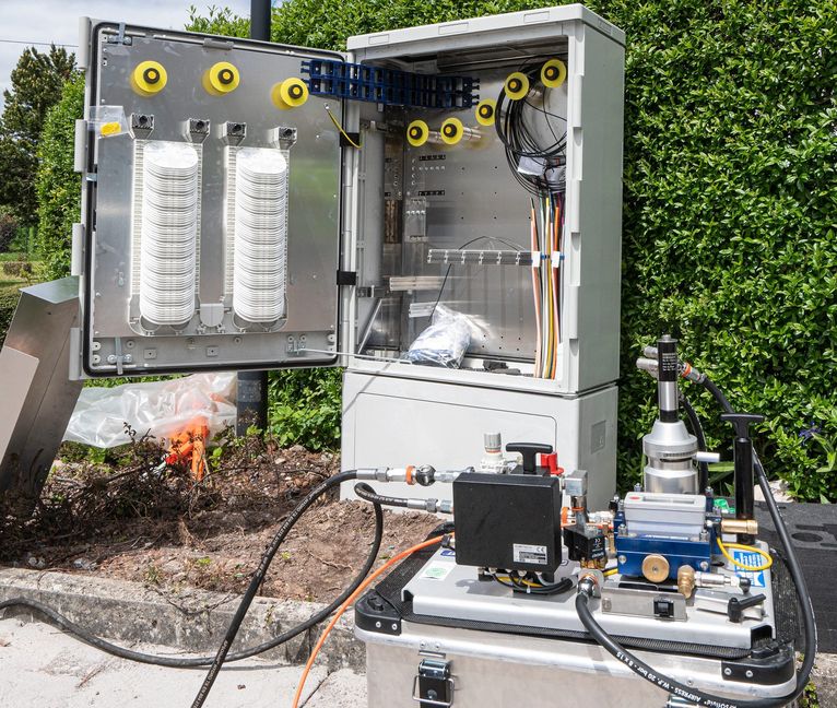 Im Schaltschrank an der Straße werden die Glasfaserleitungen gesammelt.