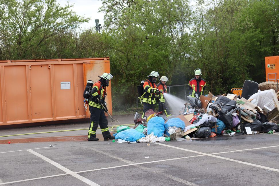 Am Samstag brach ein Feuer in einem Sperrmüllcontainer aus.