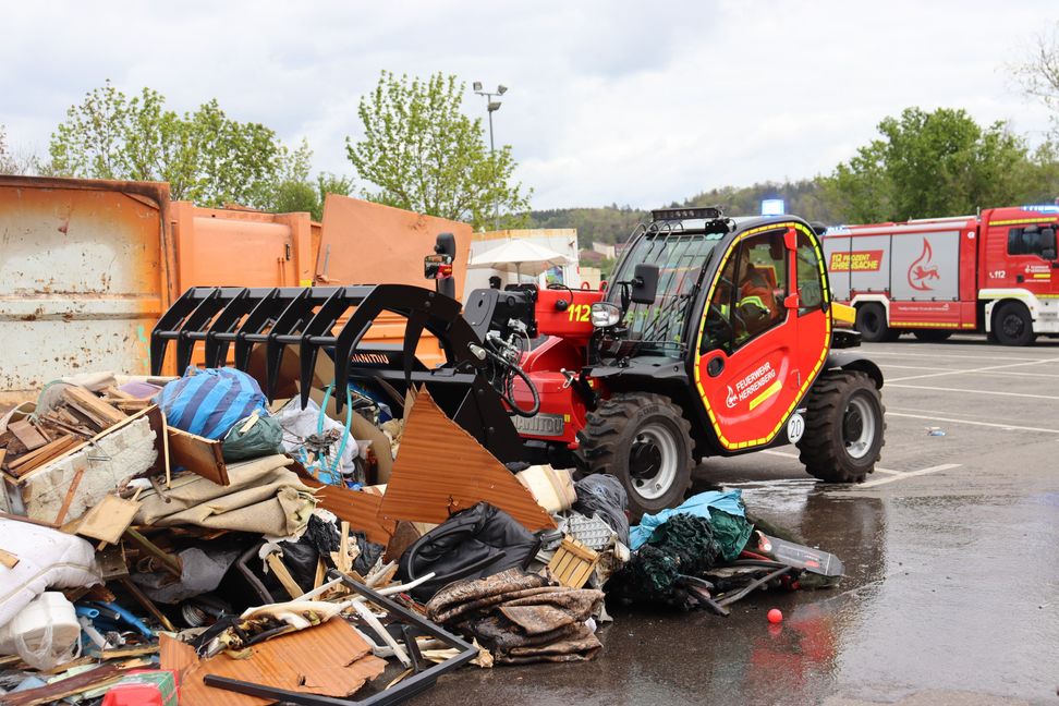 Mit einem Teleskoplader wurde der Müll auseinandergezogen.