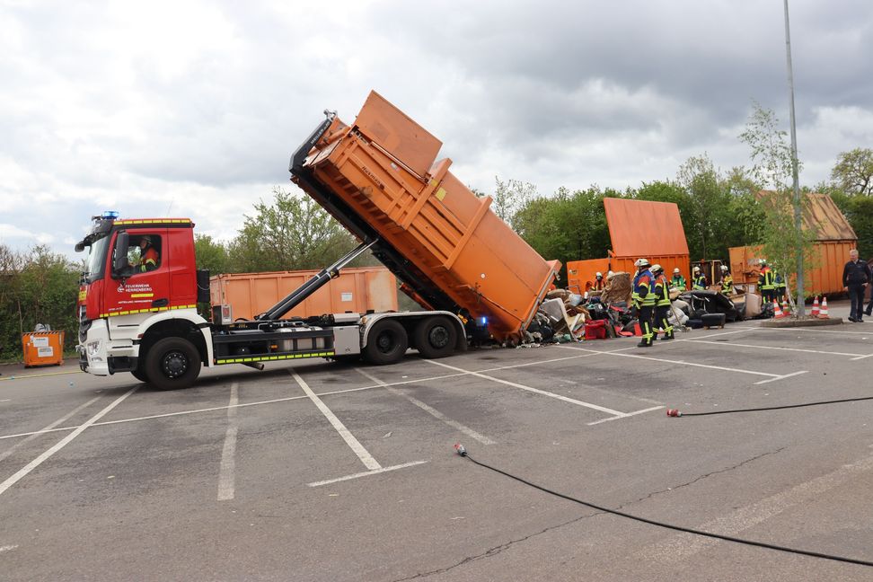 Mit einem Wechselladerfahrzeug (WLF) zog die Feuerwehr den Container in die Mitte des Wertstoffhofs.