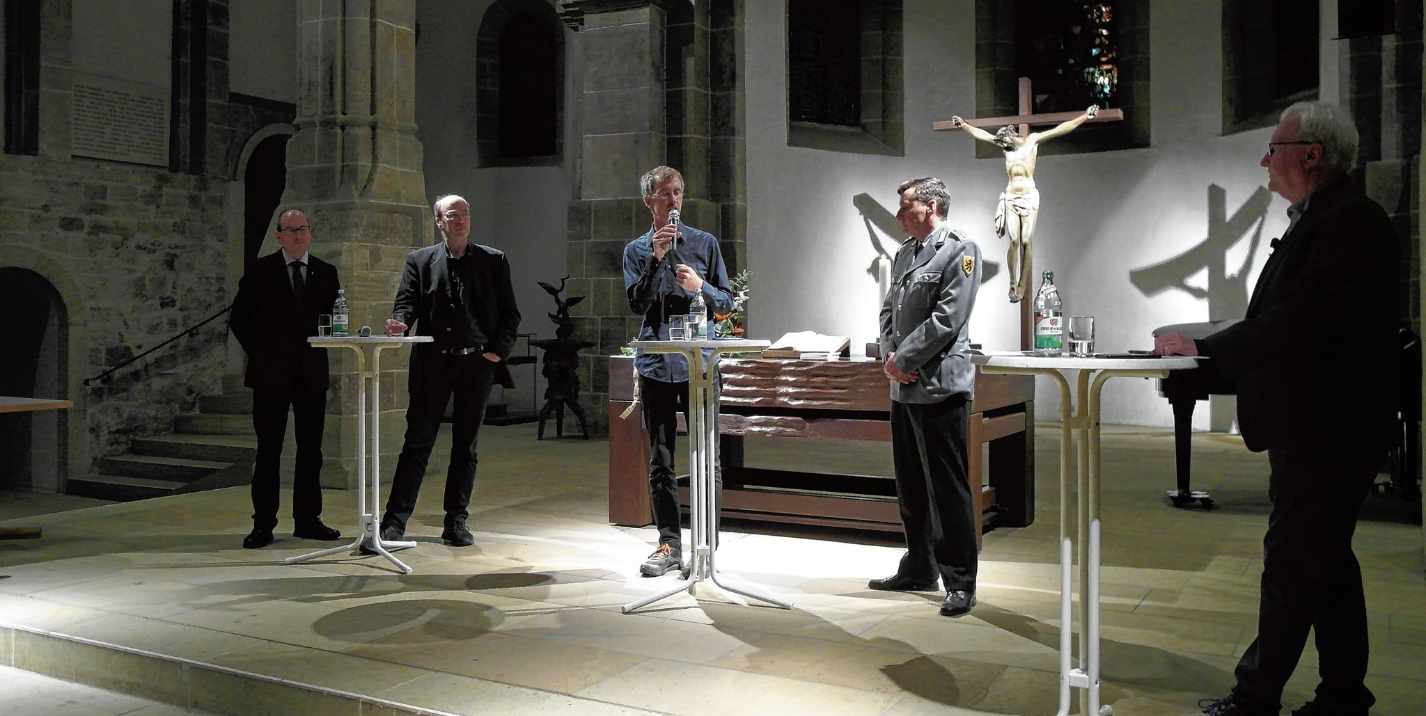 Bernhard Schaber-Laudien (Militärpfarrer), Dr. Markus Weingardt (Friedensforscher), Stefan Schwarzer, (Friedenspfarrer), Oberstleutnant Karsten Dyba (Pressesprecher der 10. Panzerdivision der Bundeswehr), Hans-Jörg Zürn (Journalist und Moderator) (von links).Bild: Staber