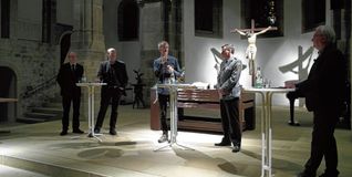 Bernhard Schaber-Laudien (Militärpfarrer), Dr. Markus Weingardt (Friedensforscher), Stefan Schwarzer, (Friedenspfarrer), Oberstleutnant Karsten Dyba (Pressesprecher der 10. Panzerdivision der Bundeswehr), Hans-Jörg Zürn (Journalist und Moderator) (von links).Bild: Staber
