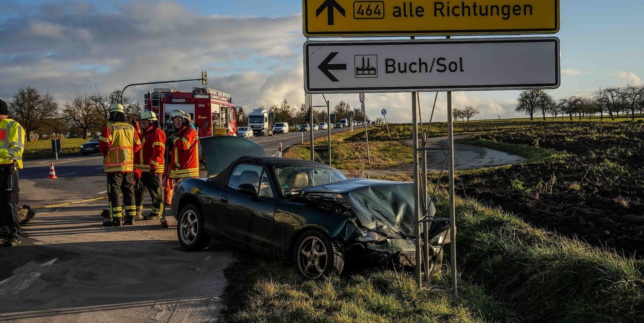 Der dunkelgrüne Mazda MX-5 war nach dem Unfall ebenfalls stark beschädigt.