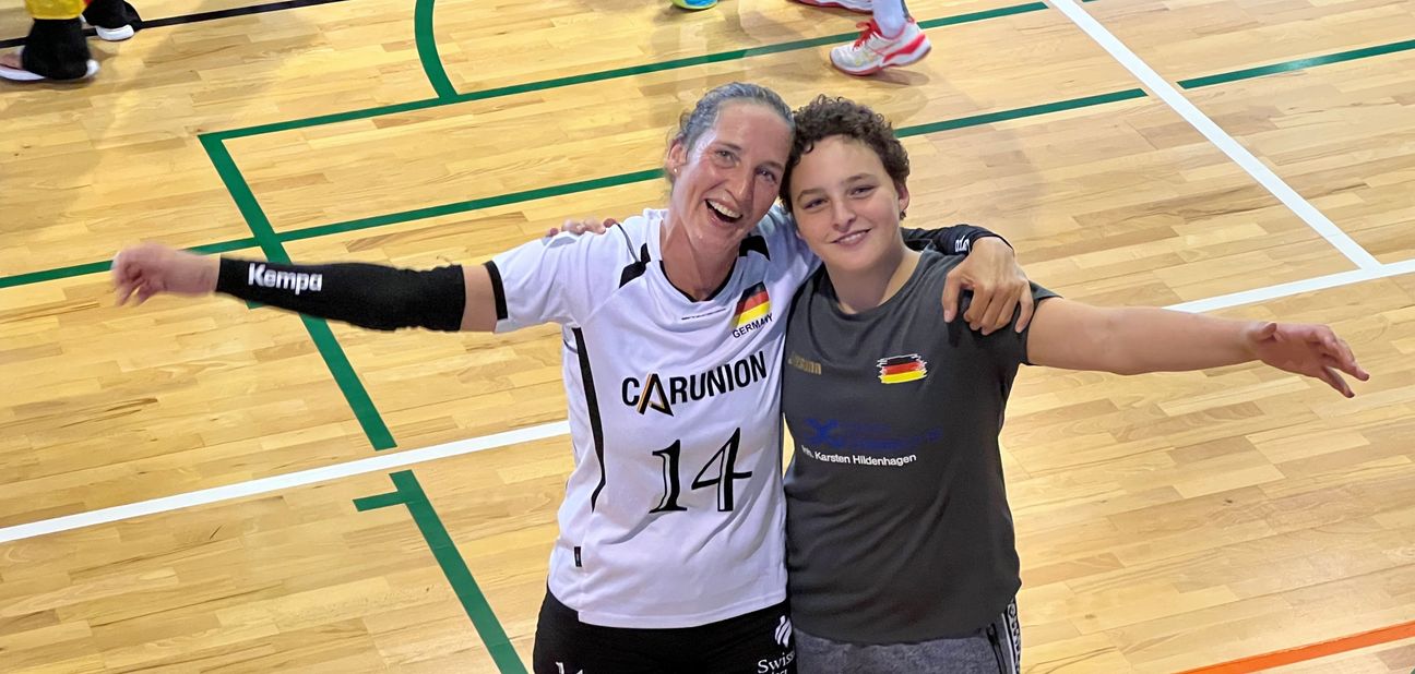 Susann Herrmann nach dem Finalsieg: Das Volleyballglück ist perfekt, Sohn Marcel an der Seite. Mehr geht nicht.     Bild: z