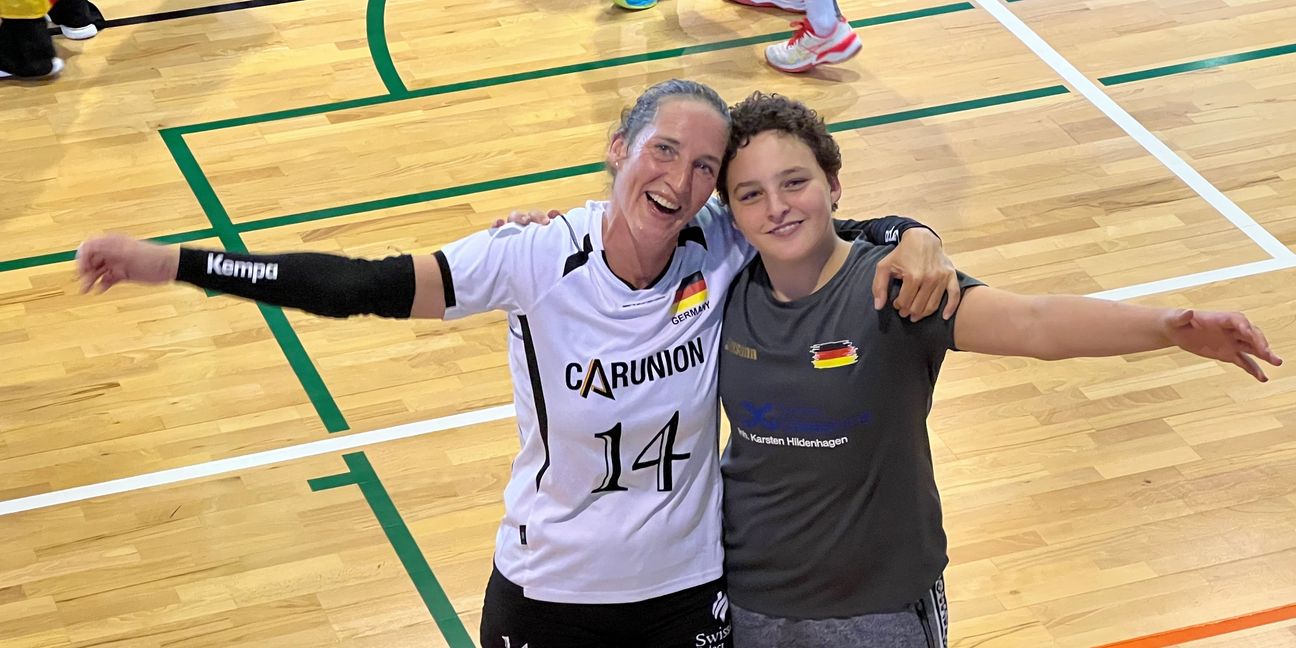 Susann Herrmann nach dem Finalsieg: Das Volleyballglück ist perfekt, Sohn Marcel an der Seite. Mehr geht nicht.     Bild: z