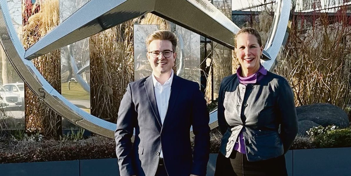 Max Reinhardt vor dem Kundencenter mit Marina Krets.Bild: z