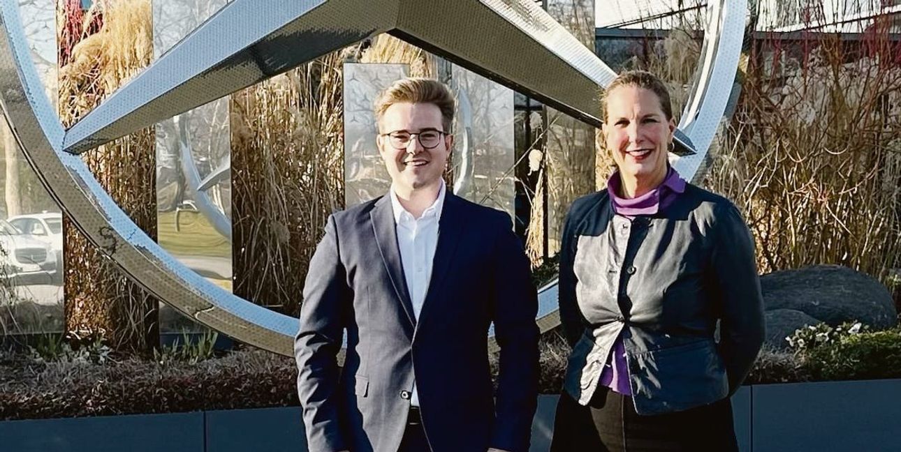 Max Reinhardt vor dem Kundencenter mit Marina Krets.Bild: z