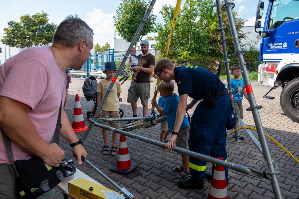 Fingerspitzengefühl ist bei Florian Seitz gefragt, um den Ball mittels Spreizer von einem Kegel zum anderen zu transportieren, während sein Vater Martin Seitz für die nötige hydraulische Energie sorgt.    Bild: Nüßle