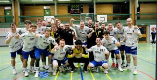 So sehen Sieger aus. Die Verbandsliga-Handballer der HSG Böblingen/Sindelfingen feiern den Erfolg gegen Herrenberg 2. Bild: photostampe