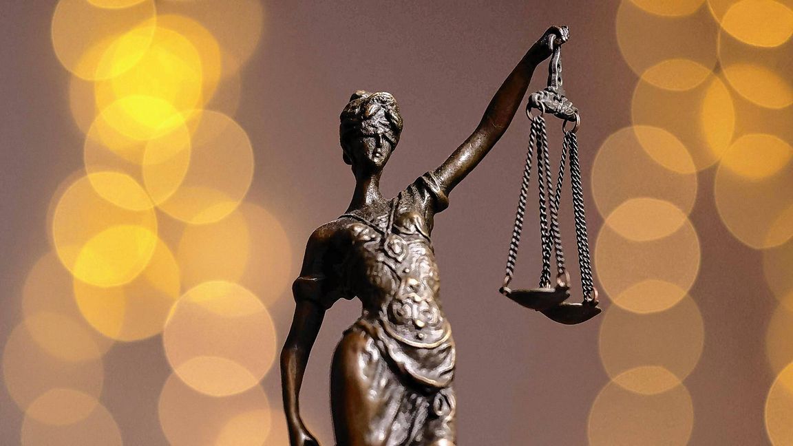 Der Mann soll in seinem Wohnzimmer andere kastriert haben – jetzt kommt der Fall erneut vor Gericht. (Symbolbild)