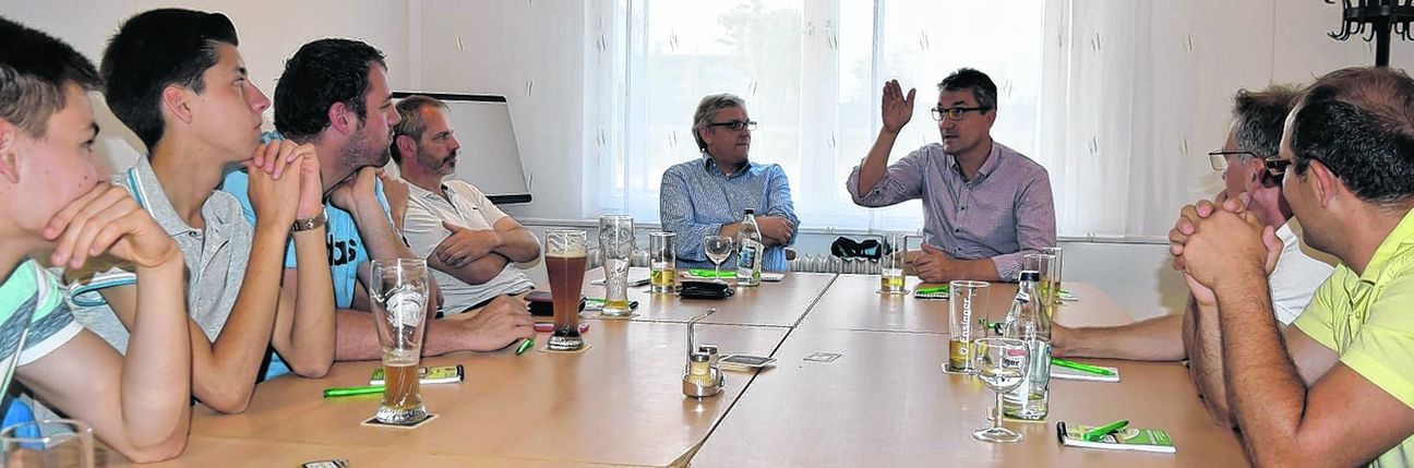 Knut Kircher (rechts am Tischende) und Sportredakteur Philipp Hamann (links daneben) diskutierten gemeinsam mit den Teilnehmern des SZ/BZ-Stammtisches in der GSV-Vereinsgaststätte. Bild: Krauter