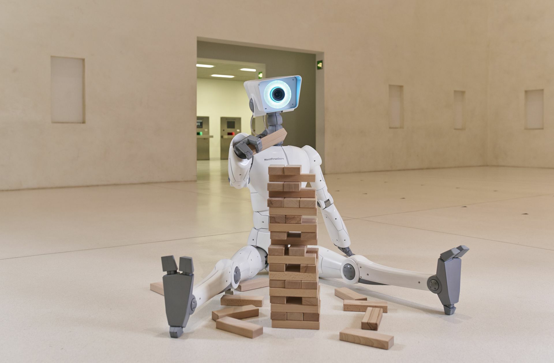 Nur eine  Fiktion: Der Roboter in der Stuttgarter Stadtbibliothek kann in    Wirklichkeit keinen Turm aus Holz-klötzchen bauen.

Foto: Ronny Schönebaum
