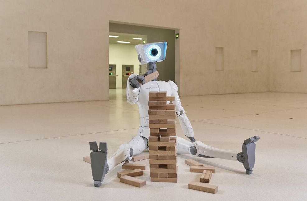 Nur eine  Fiktion: Der Roboter in der Stuttgarter Stadtbibliothek kann in    Wirklichkeit keinen Turm aus Holz-klötzchen bauen.

Foto: Ronny Schönebaum