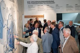Großes Interesse hatten die Besucher am neu gestalteten Informationsraum. Bild: Nüßle