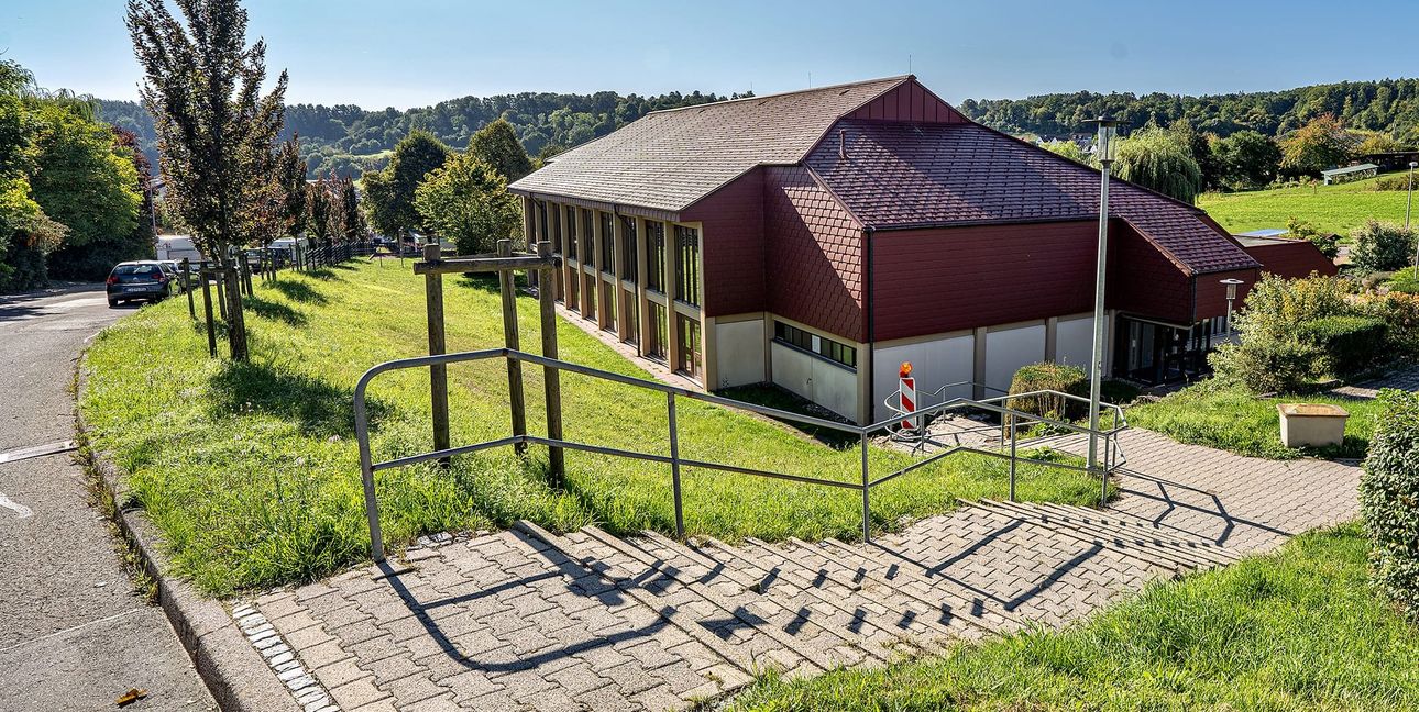 Soll die Treppe zum Dachteler Bürgerhaus jetzt saniert werden oder ganz wegkommen? Der Gemeinderat war sich nicht einig.