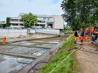 Die Wassertreppe zwischen dem Oberen und dem Unteren See in Böblingen wird ausgiebig gereinigt.