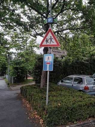 Die LED-Anzeige oben am Schild zeigt, wie viele freie Parkplätze es gibt.