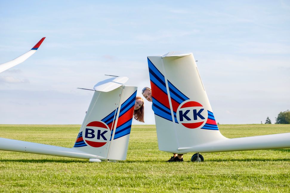 Katrin Senne (rechts) und ihre Tochter Eva sind vom Segelflug-Virus gepackt. Bild: z