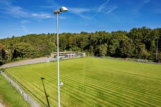 Auf den beiden Sportplätzen in Aidlingen und Deufringen (unser Foto) soll jetzt auf jeweils einem Platz das Flutlicht auf LED-Beleuchtung umgestellt werden.