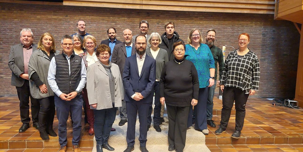 Der neue Kirchengemeinderat (von linkls nach rechts und vorne nach hinten): Gerold Brückelt, Annerose Walter-Becker, Florian Hilgenberg, Uthe Hartmann, Florian Kanngießer, Pfrin Gerlinde Feine, zweite Reihe: Annabell Graness, Monika Baisch, Jens Heß, Wiltrud Rebmann, Eva Kramer-Well, Pfrin. Eva Schury, dritte Reihe: Carsten Wohnsdorf, Pfr. Fabian Maysenhölder, Dekan Markus Frasch, Julian Ackermann, Pfr. Michael Sinn.