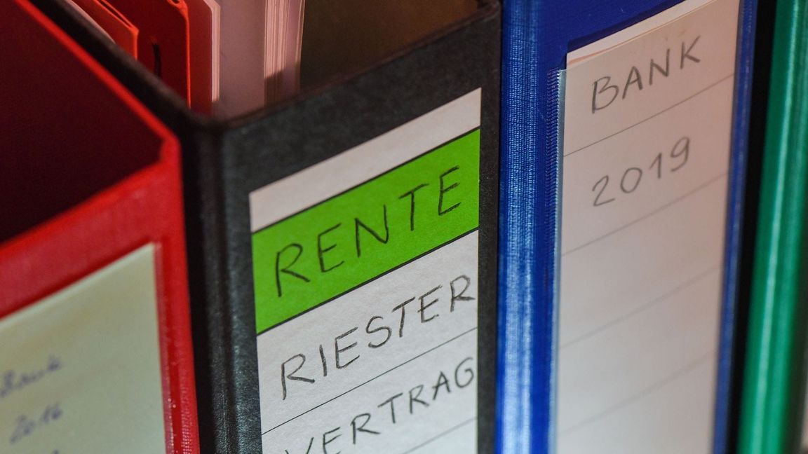 Riester-Renten stehen wegen hoher Kosten schon lange in der Kritik, nun zeigen neue Zahlen die Schwachstellen