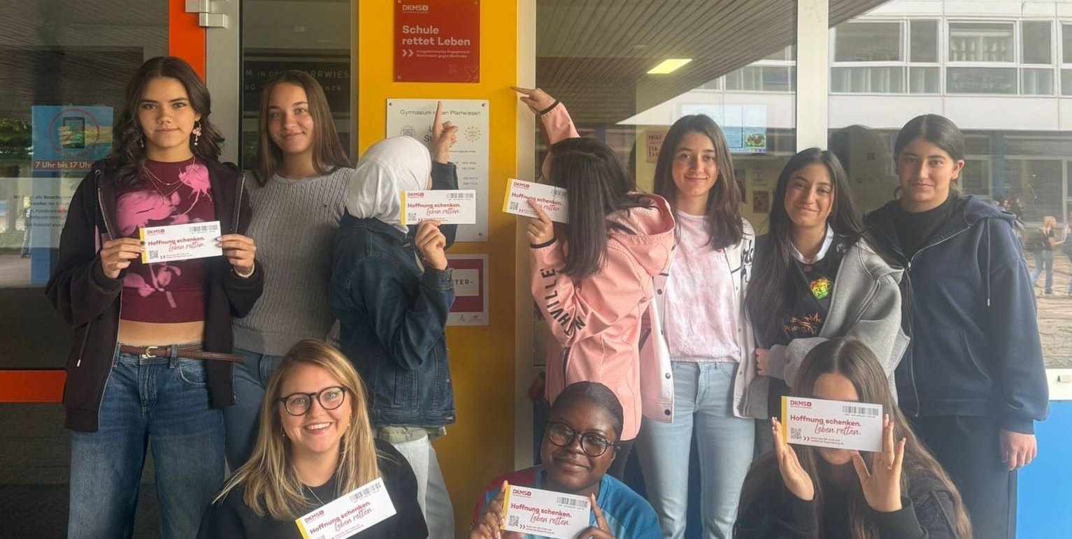 Auf unserem Foto: Die Schülergruppe mit Lehrerin Hannah Rüber, unten Erste von links