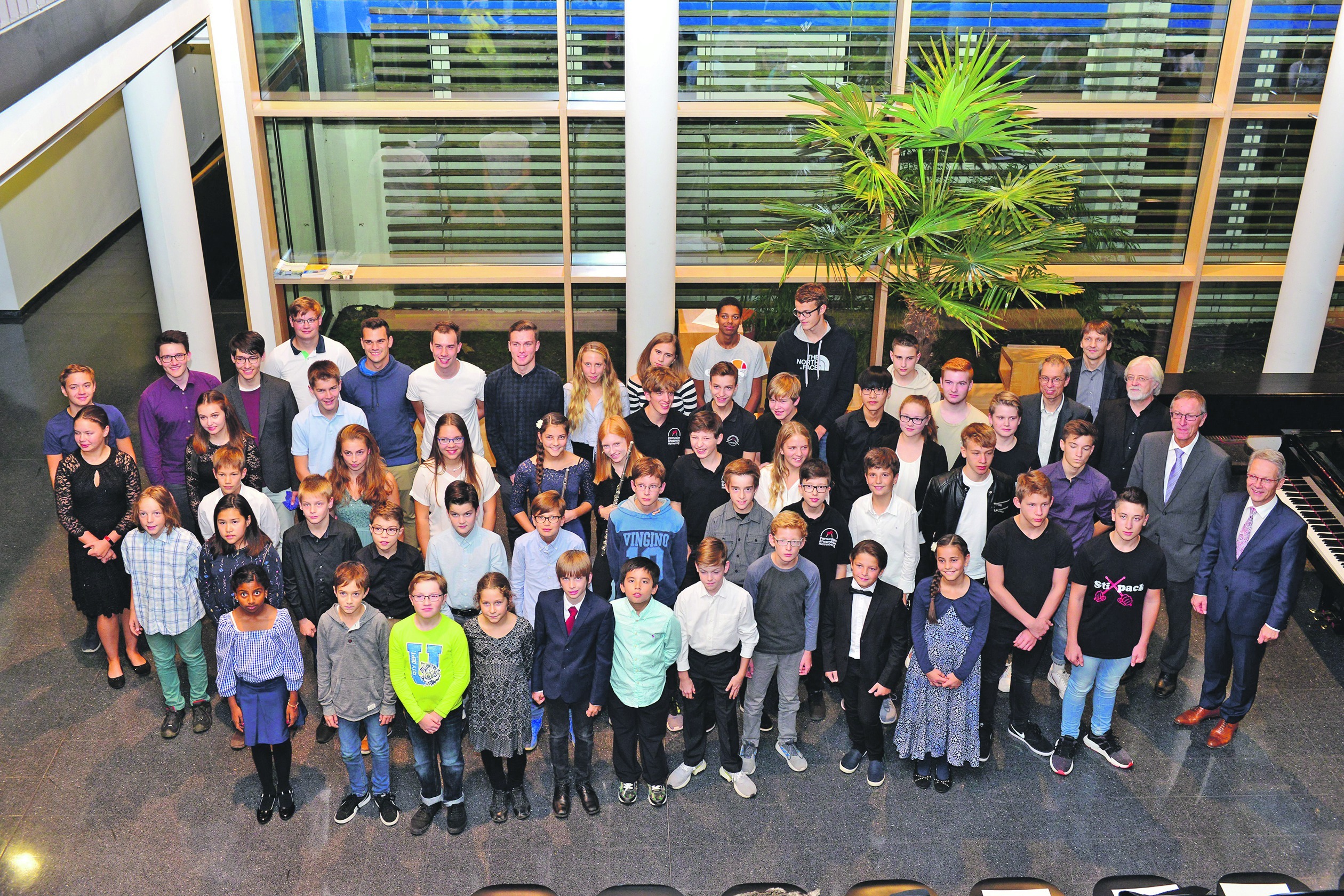 Die erfolgreichen Nachwuchs-Musiker und Musikerinnen bei der Feierstunde im Herman-Hollerith-Zentrum.  Bild: Stampe